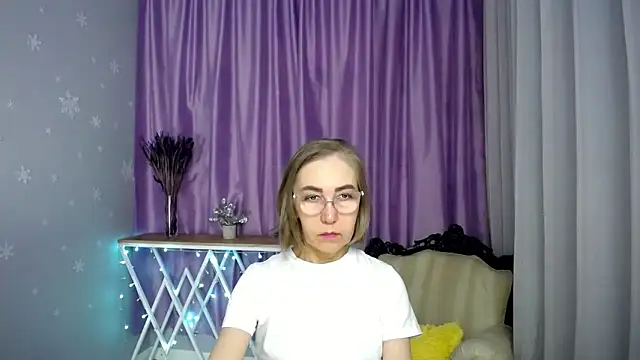 Snapshot of queen_a_n_i chatting on April 19, 2026, 9:43 am queen a n i online show from April 19, 2026, 9:43 am