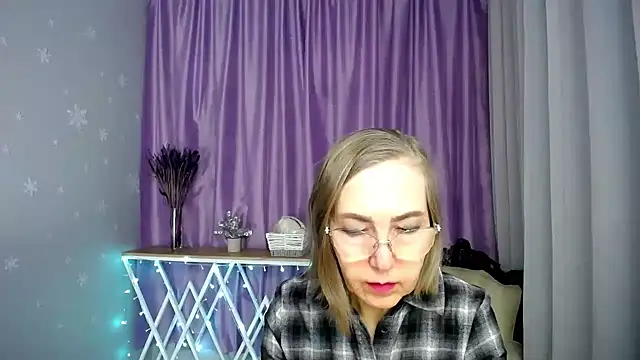 Snapshot of queen_a_n_i chatting on April 21, 2026, 10:44 am queen a n i online show from April 21, 2026, 10:44 am