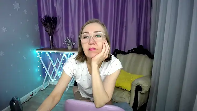 Snapshot of queen_a_n_i chatting on April 10, 2026, 10:33 am queen a n i online show from April 10, 2026, 10:33 am