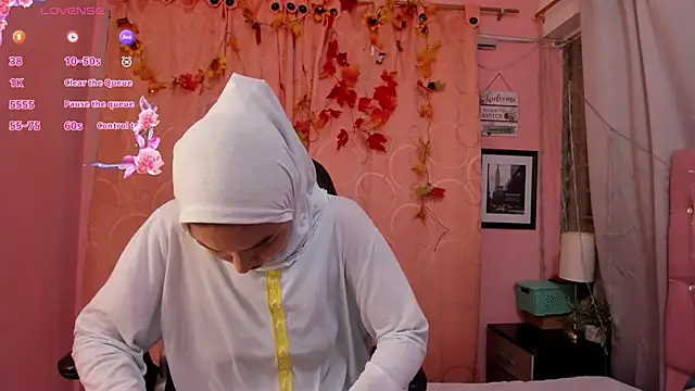 DarshaKhemu online show from December 17, 2025, 8:58 pm