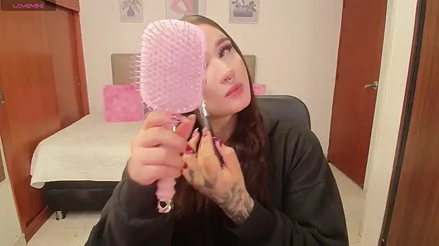 Miley Baker online show from October 21, 2025, 2:27 pm