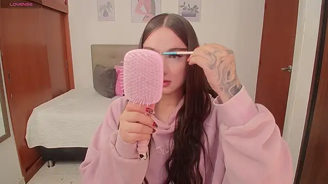 Miley Baker online show from October 17, 2025, 2:52 pm