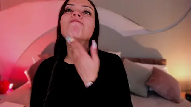 Nicolle W online show from February 5, 2026, 12:01 pm