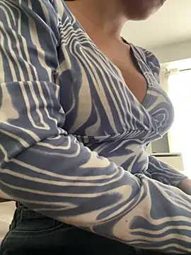 DulceMya6 online show from May 22, 2026, 1:42 pm