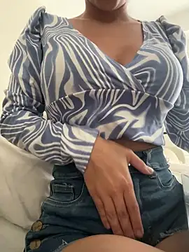 DulceMya6 online show from May 23, 2026, 1:32 pm