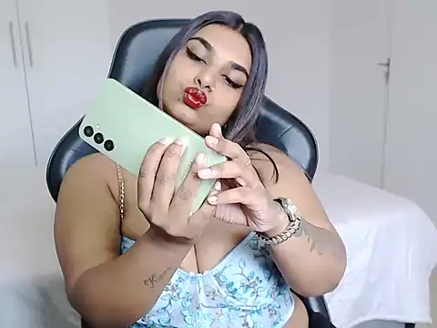 layla amin online show from December 17, 2024, 12:11 pm