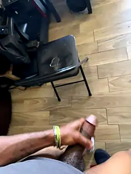 Snapshot of RoyalWearing chatting on October 13, 2025, 5:58 pm RoyalWearing online show from October 13, 2025, 5:58 pm