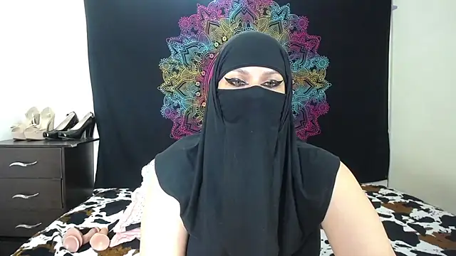 evelyn  salah online show from December 2, 2025, 10:33 pm