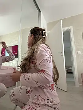 Snapshot of AshleySinn chatting on March 10, 2026, 8:29 am AshleySinn online show from March 10, 2026, 8:29 am