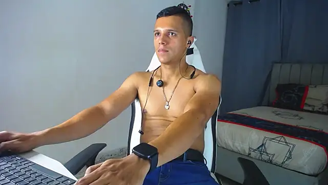 Snapshot of DavidAngell7 chatting on October 1, 2025, 4:17 am DavidAngell7 online show from October 1, 2025, 4:17 am