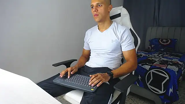 Snapshot of DavidAngell7 chatting on February 20, 2025, 4:07 am DavidAngell7 online show from February 20, 2025, 4:07 am