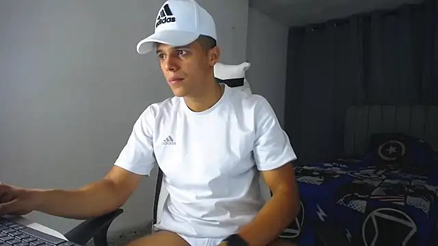 Snapshot of DavidAngell7 chatting on February 5, 2025, 1:04 am DavidAngell7 online show from February 5, 2025, 1:04 am