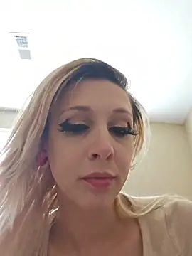 Snapshot of AmethystFoxx chatting on June 19, 2026, 6:14 pm AmethystFoxx online show from June 19, 2026, 6:14 pm