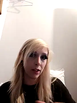 Snapshot of AmethystFoxx chatting on November 3, 2025, 9:40 pm AmethystFoxx online show from November 3, 2025, 9:40 pm