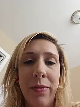 AmethystFoxx online show from July 3, 2026, 7:42 pm