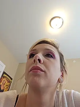 Snapshot of AmethystFoxx chatting on June 7, 2026, 5:29 pm AmethystFoxx online show from June 7, 2026, 5:29 pm