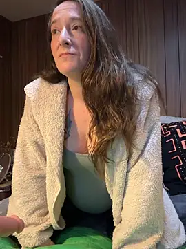 Mini And The Bear online show from February 7, 2026, 7:55 pm