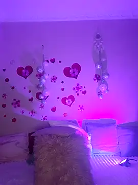 BellaBellaHot online show from December 16, 2025, 2:32 pm