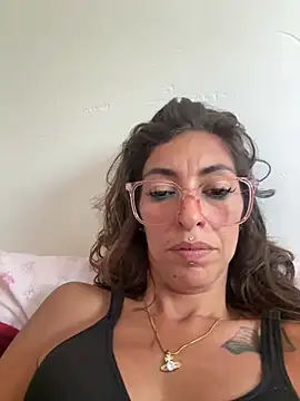 Snapshot of amanilouve chatting on May 22, 2026, 10:24 am amanilouve online show from May 22, 2026, 10:24 am
