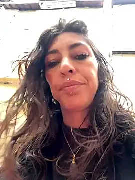 Snapshot of amanilouve chatting on June 10, 2026, 9:43 am amanilouve online show from June 10, 2026, 9:43 am