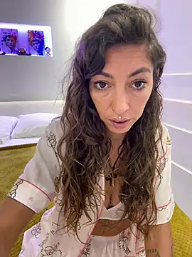 Snapshot of amanilouve chatting on June 4, 2026, 9:03 am amanilouve online show from June 4, 2026, 9:03 am