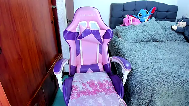 Snapshot of saphira_owen chatting on December 4, 2025, 4:50 pm saphira owen online show from December 4, 2025, 4:50 pm