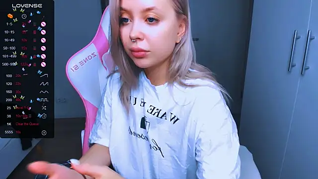 MonaLauu online show from December 26, 2024, 11:32 am