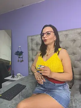 Snapshot of Miss_ellien chatting on June 25, 2026, 1:36 am Miss ellien online show from June 25, 2026, 1:36 am