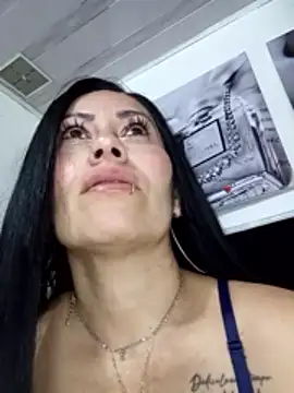 Tania mature online show from April 28, 2026, 5:39 pm