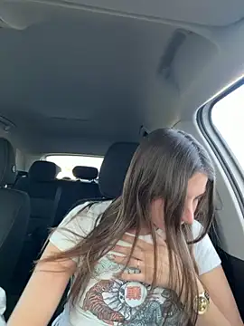 DoriDeluxe66 online show from November 26, 2025, 1:44 pm