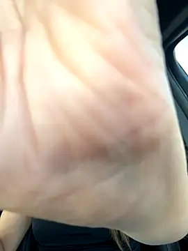 Snapshot of DoriDeluxe66 chatting on October 17, 2025, 9:45 am DoriDeluxe66 online show from October 17, 2025, 9:45 am