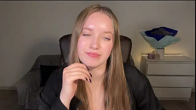 EvaMaddison online show from May 4, 2026, 8:00 pm