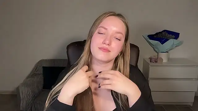 EvaMaddison online show from April 22, 2026, 8:37 pm