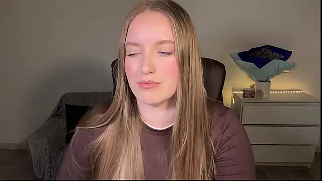 EvaMaddison online show from May 6, 2026, 7:18 pm