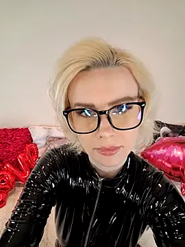 Snapshot of AureliaDoux chatting on February 12, 2025, 4:22 pm AureliaDoux online show from February 12, 2025, 4:22 pm