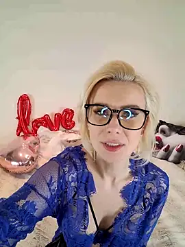 Snapshot of AureliaDoux chatting on February 11, 2025, 7:27 pm AureliaDoux online show from February 11, 2025, 7:27 pm