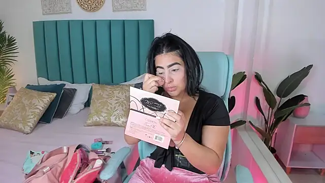 Snapshot of amy-thomson1 chatting on November 17, 2025, 11:36 am amy-thomson1 online show from November 17, 2025, 11:36 am