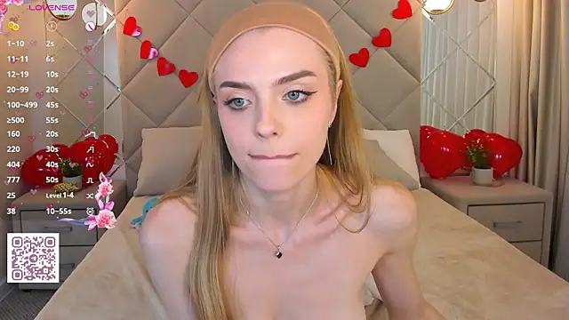 Snapshot of sayl0r_moon chatting on February 19, 2025, 4:01 am sayl0r moon online show from February 19, 2025, 4:01 am