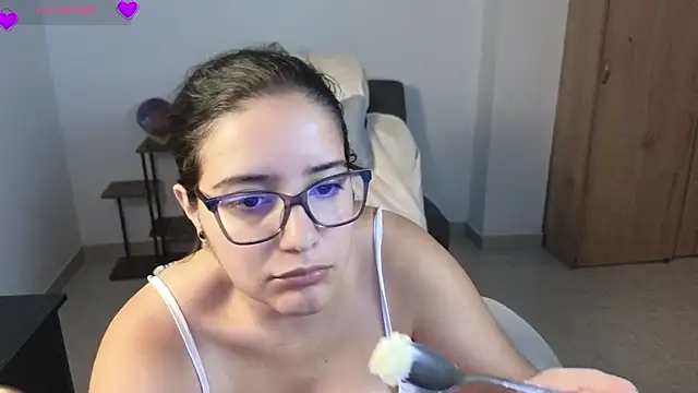 Snapshot of blue__moon_ chatting on June 3, 2026, 3:29 am blue moon online show from June 3, 2026, 3:29 am