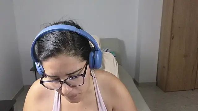 Snapshot of blue__moon_ chatting on July 5, 2026, 3:44 am blue moon online show from July 5, 2026, 3:44 am
