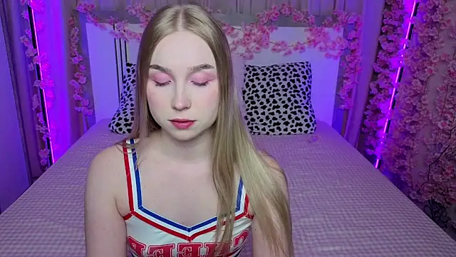 LilyStarlight online show from May 17, 2026, 3:28 am