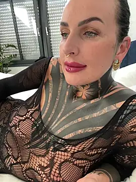 Snapshot of InkedBiitch chatting on May 10, 2026, 4:53 pm InkedBiitch online show from May 10, 2026, 4:53 pm