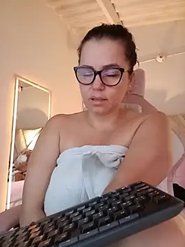 Snapshot of MariaPau_83 chatting on July 6, 2026, 1:51 pm MariaPau 83 online show from July 6, 2026, 1:51 pm