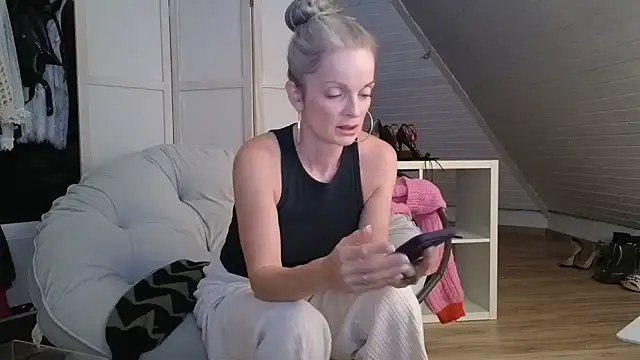 Sabdeluxe online show from October 6, 2025, 2:51 pm