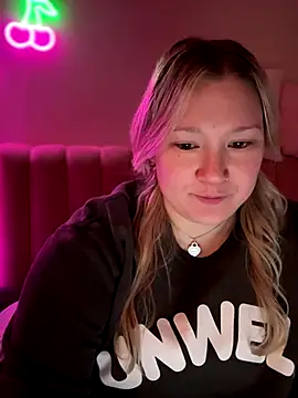 Snapshot of PiggyRose chatting on December 14, 2025, 3:46 am PiggyRose online show from December 14, 2025, 3:46 am