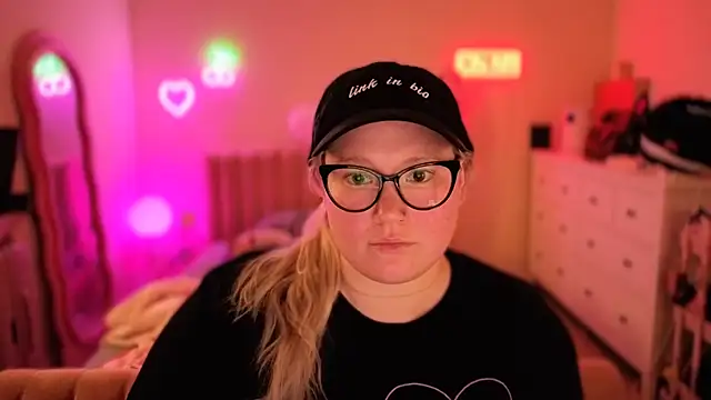 Snapshot of PiggyRose chatting on October 18, 2025, 12:01 am PiggyRose online show from October 18, 2025, 12:01 am