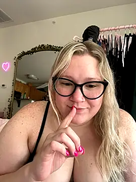 Snapshot of PiggyRose chatting on October 19, 2025, 6:10 pm PiggyRose online show from October 19, 2025, 6:10 pm