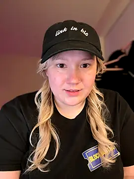 Snapshot of PiggyRose chatting on November 22, 2025, 2:10 am PiggyRose online show from November 22, 2025, 2:10 am