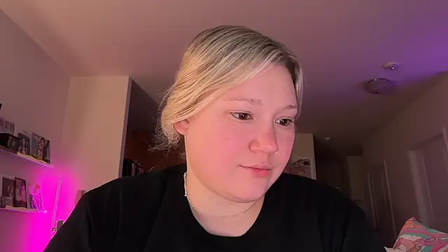 Snapshot of PiggyRose chatting on August 4, 2026, 12:26 am PiggyRose online show from August 4, 2026, 12:26 am