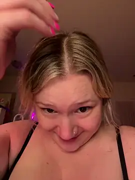 PiggyRose online show from May 6, 2026, 1:42 am